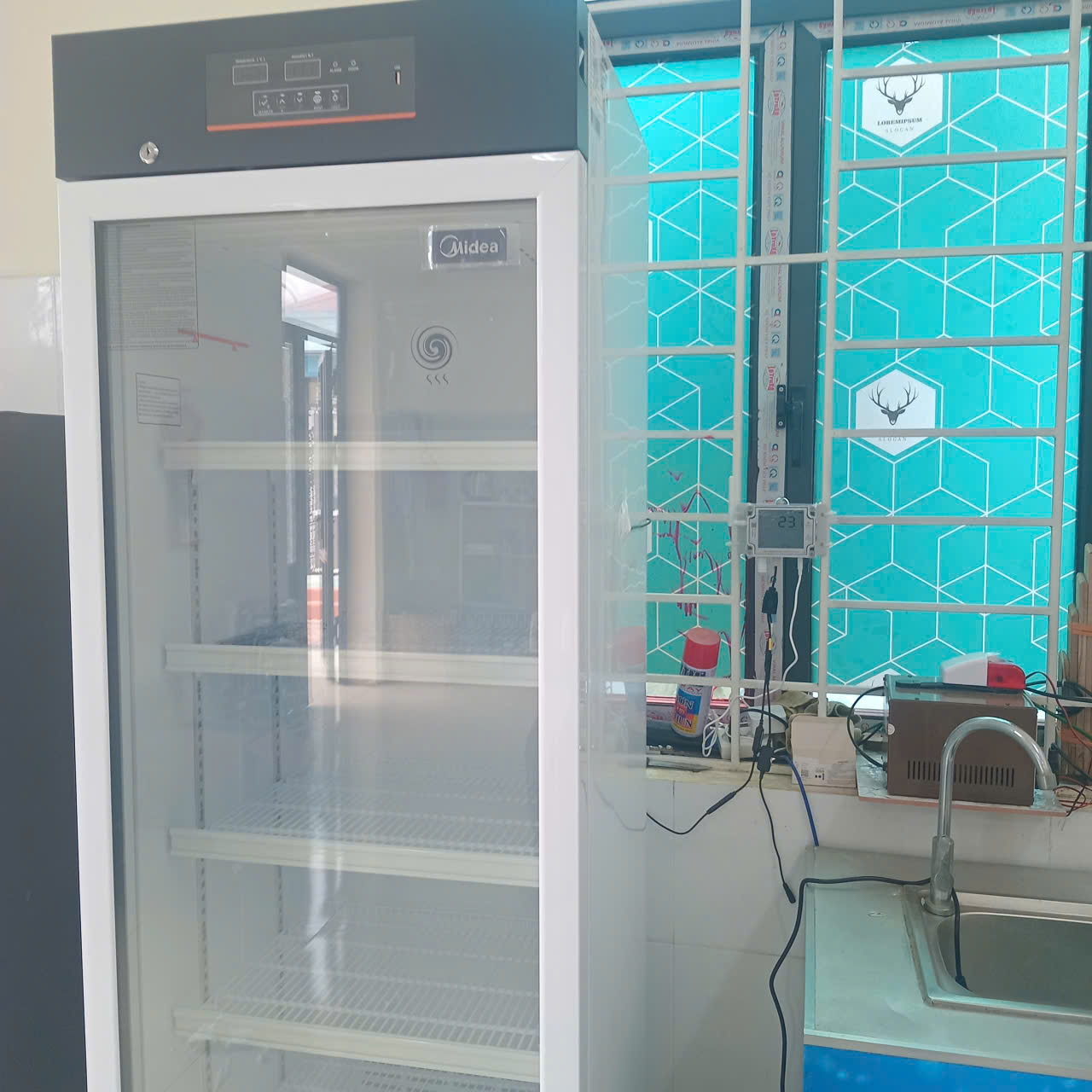 Ecall triển khai thiết bị giám sát và cảnh báo Ubibot cho tủ vacxin tại trạm y tế ở Hà Nội